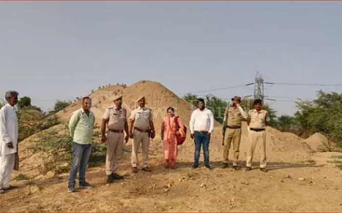 चौथ का बरवाड़ा में 2000 टन अवैध बजरी जब्त