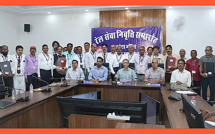 कोटा रेल मंडल में 28 रेलकर्मी सेवानिवृत्त, डीआरएम ने गोल्ड मेडल भेंटकर किया सम्मानित