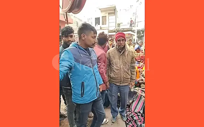 निजी अस्पताल में लापरवाही का आरोप: प्रसूता की मौत के बाद परिजनों का प्रदर्शन