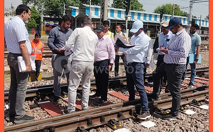 अमृत भारत योजना: कोटा मंडल में सुस्त काम देख भड़के PCE आशुतोष; सवाई माधोपुर में देरी पर अधिकारियों को लगाई फटकार