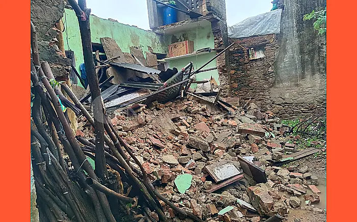 बामनवास: तेज बारिश में भरभराकर ढहा मकान, लाखों का नुकसान; बाल-बाल बचा परिवार