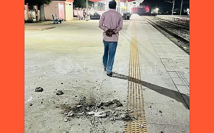 बड़ा हादसा टला! बारां स्टेशन पर फुट ओवरब्रिज का कंक्रीट मलबा गिरा, बाल-बाल बचे यात्री