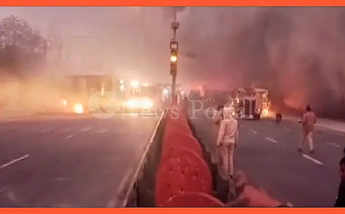बस का गेट लॉक, यात्री खिड़कियों से कूदे, 40 से अधिक वाहन जलकर खाक