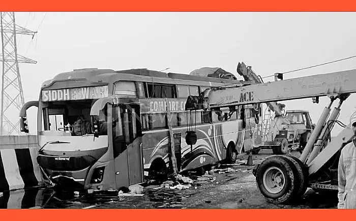 कोहरे के कारण बस पलटी, 24 यात्री घायल