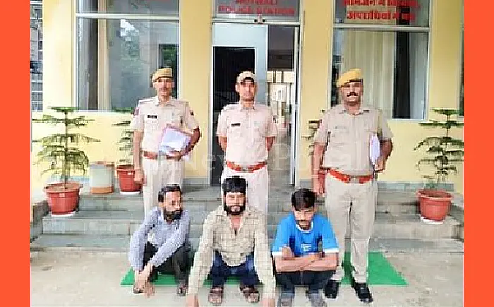 अवैध शराब के खिलाफ अभियान, तीन गिरफ्तार, मोटरसाइकिल जब्त