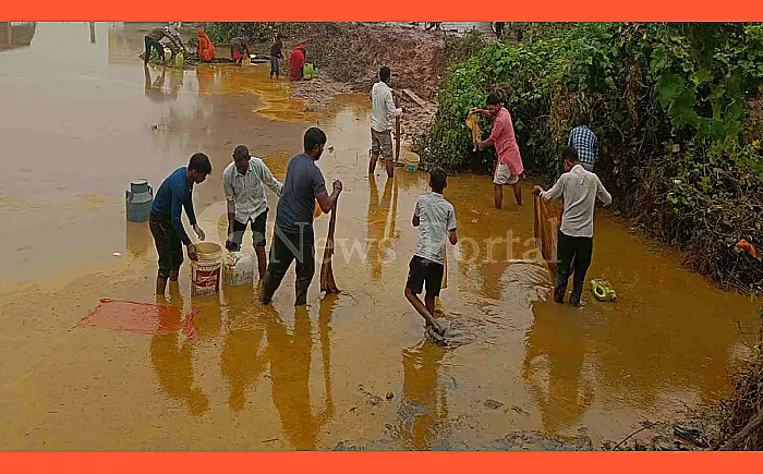 अफरातफरी! तेल से भरा टैंकर पलटा, ग्रामीण बर्तन और वाहन लेकर पहुंचे, 2 घंटे में 40 टन तेल लूट