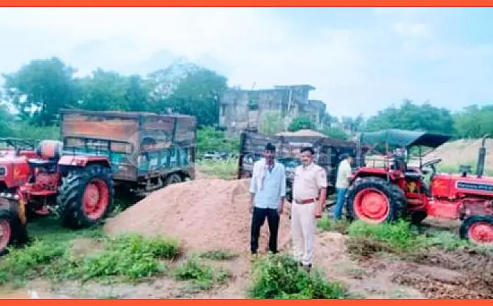 चौथ का बरवाड़ा पुलिस की बड़ी कार्रवाई: अवैध बजरी खनन करते दो ट्रैक्टर-ट्रॉली जब्त, चालक गिरफ्तार