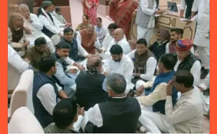 राजस्थान विधानसभा में कांग्रेस का हंगामा, ‘तानाशाही नहीं चलेगी’ के नारों से गूंजा सदन