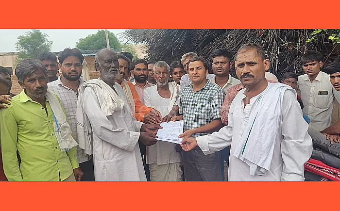 जहांनाबाद में महात्मा गांधी इंग्लिश मीडियम स्कूल को 12वीं तक हिंदी में संचालित करने की मांग, ग्रामीणों ने जड़ा ताला