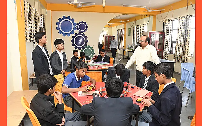 जिला कलक्टर ने स्वामी विवेकानंद मॉडल स्कूल सूरवाल का किया औचक निरीक्षण