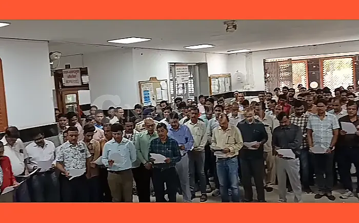 डीआरएम ने दिलाई स्वच्छता की शपथ, नुक्कड़ नाटक से दिया जागरूकता का संदेश