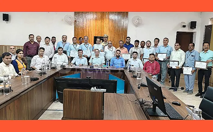 डीआरएम ने 10 सुपरवाइजरों को किया पुरस्कृत: ट्रेनों को समय पर चलाने में निभाई महत्वपूर्ण भूमिका!