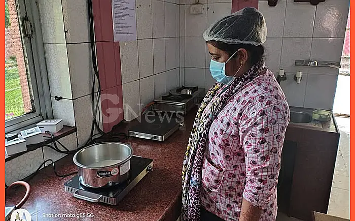 रनिंग रूम्स में गैस संकट का 'इलेक्ट्रिक' समाधान; अब इन्फ्रारेड कुक टॉप पर पक रहा लोको पायलट और गार्ड्स का खाना