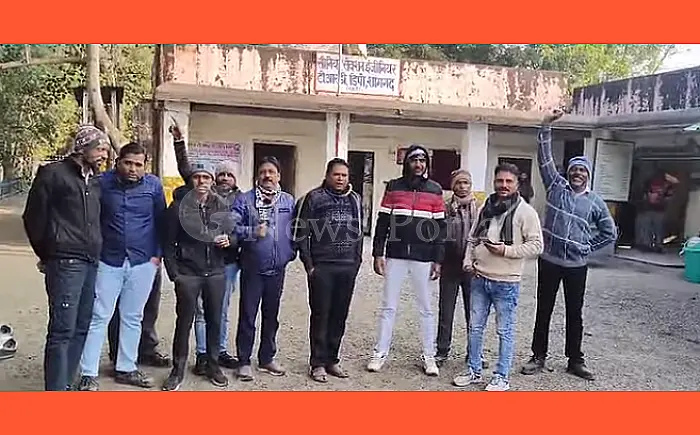 टीआरडी सुपरवाइजर के खिलाफ कर्मचारियों का फूटा गुस्सा, 'मुर्दाबाद' के नारों से गूंजा परिसर