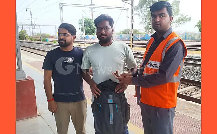 ईमानदारी की मिसाल: पॉइंट्समैन सावन मीणा ने यात्री को लौटाया रुपयों से भरा बैग, अलनिया स्टेशन का मामला