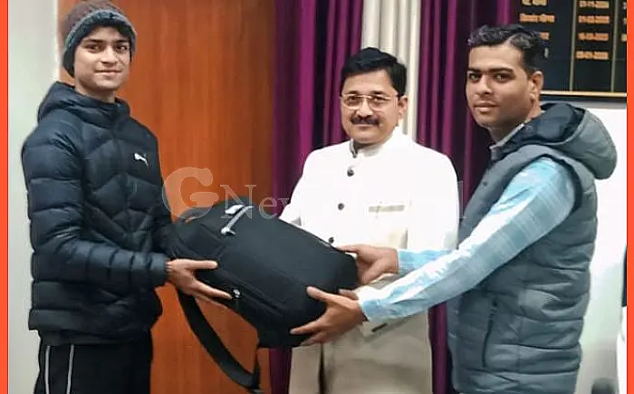 ईमानदारी की मिसाल: कोटा स्टेशन पर रेलकर्मियों ने यात्री को लौटाया रुपयों से भरा बैग