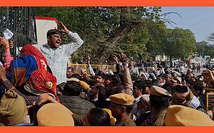 किसान और पुलिस आमने-सामने, बैरिकेडिंग तोड़कर कलेक्ट्रेट के गेट पर चढ़े प्रदर्शनकारी; माहौल गरमाया