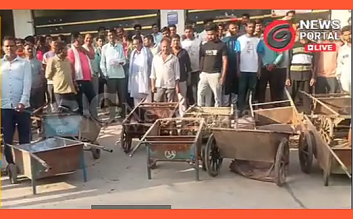 गंगापुर सिटी: नगर परिषद में सफाई कर्मचारियों का 'हल्ला बोल', टूटी ट्रॉलियां जमा करा सामूहिक अवकाश पर गए कर्मी