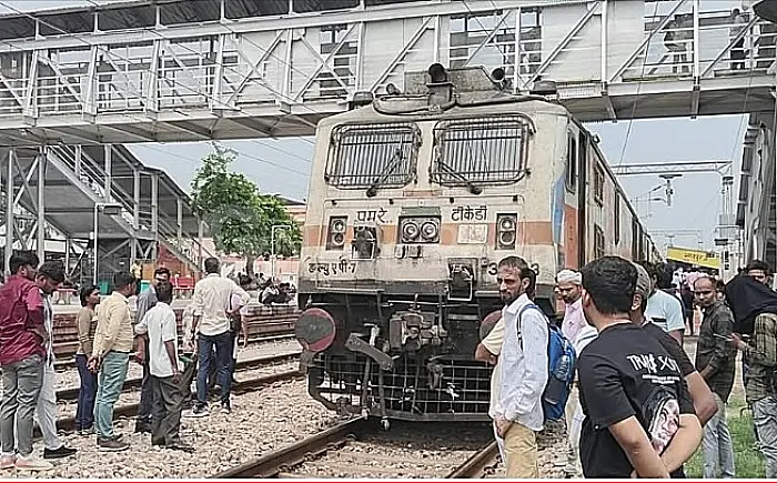 भरतपुर में जनशताब्दी का इंजन फेल, डेढ़ घंटे खड़ी रही ट्रेन; यात्री परेशान