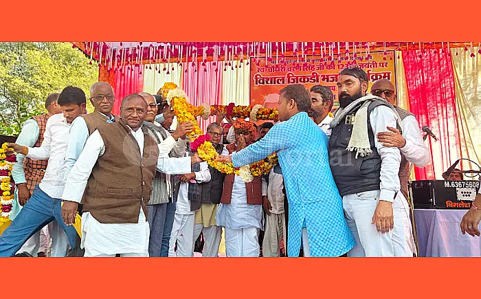 किसानों के मसीहा पूर्व प्रधानमंत्री चौधरी चरण सिंह की 123वीं जयंती पर शेरपुर में गूंजे जिकड़ी भजन