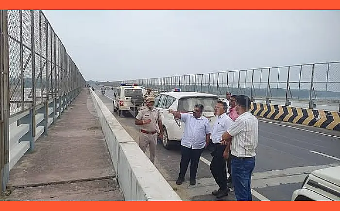 करौली : जिला कलेक्टर ने किया चंबल ब्रिज और मंडरायल के संभावित प्रभावित क्षेत्रों का औचक निरीक्षण