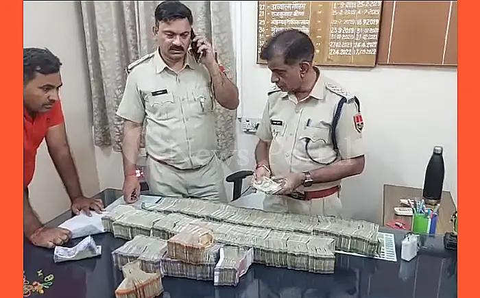 करौली पुलिस ने पकड़ी ₹66.94 लाख की भारी नकदी खेप! 🚨