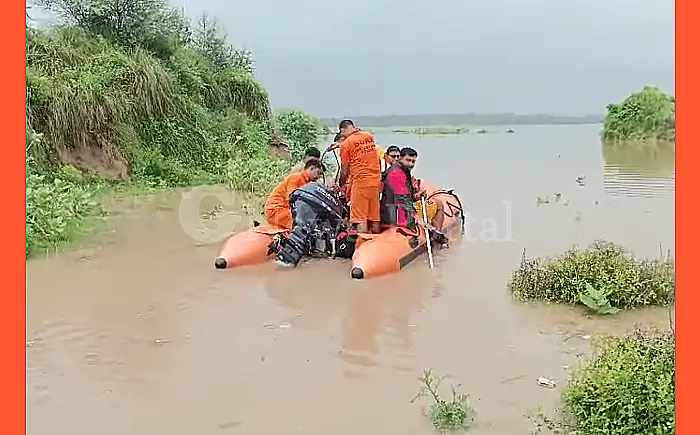 कोटा बैराज के गेट खुले, मंडरायल में बाढ़ के हालात; टोड़ी गांव खाली कराया, SDRF और सिविल डिफेंस ने संभाला मोर्चा