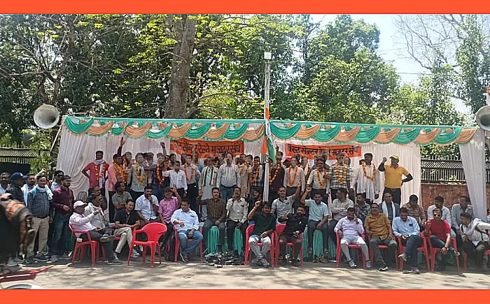 कोटा: रेलवे मजदूर संघ का हल्ला बोल; डीआरएम ऑफिस पर धरना, प्रशासन को दी एक महीने की चेतावनी