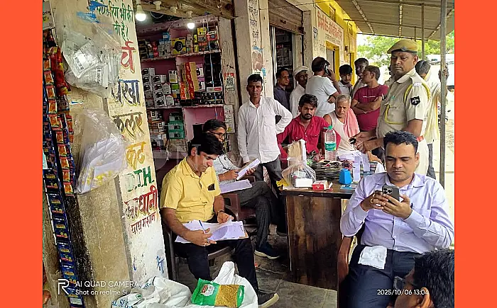खाद्य विभाग की बड़ी कार्रवाई: बिना लाइसेंस चल रहा 'शंकर मिष्ठान भंडार' सीज़, ज्यादा कलर वाली मिठाइयाँ नष्ट