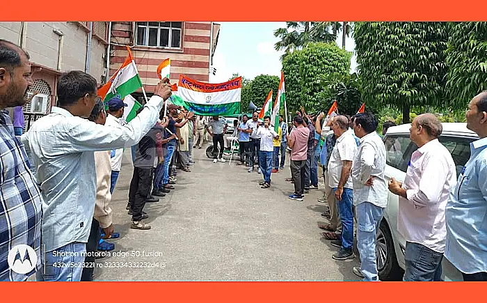 कोटा में पदोन्नति में देरी से रनिंग स्टाफ का फूटा गुस्सा, डीआरएम कार्यालय के सामने प्रदर्शन