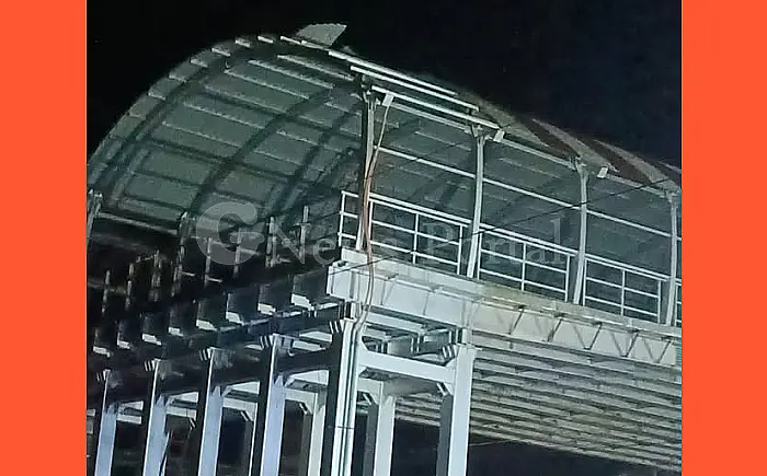 श्री महावीर जी स्टेशन पर बड़ा हादसा टला: फुट ओवर ब्रिज की लोहे की चद्दरें उखड़कर प्लेटफॉर्म पर गिरीं