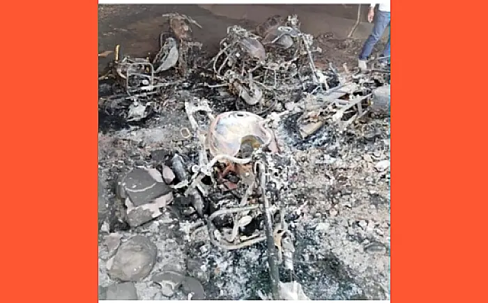 दरा स्टेशन के पास बड़ा हादसा: रहस्यमय तरीके से जलीं 7 ट्रैकमैनों की बाइकें, साजिश की बू!