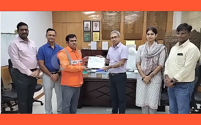 दरा में मलबे से दुर्घटनाग्रस्त होने से बाल-बाल बची मुंबई-सूबेदारगंज ट्रेन, डीआरएम ने ट्रैकमैनों को किया सम्मानित