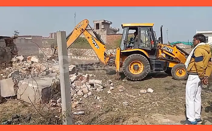 गंगापुर सिटी में नगर परिषद का 'हंटर': करोड़ों की सरकारी जमीन से हटाया अवैध कब्जा, चला पीला पंजा