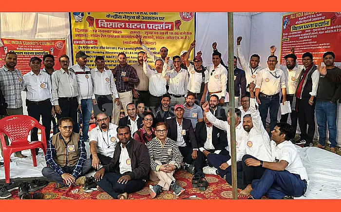 वेतन वृद्धि सहित विभिन्न मांगों को लेकर रेलवे गार्डों (ट्रेन मैनेजरों) का राष्ट्रव्यापी धरना प्रदर्शन