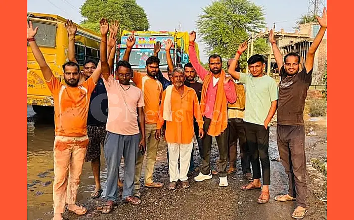 सूरौठ में स्टेट मेगा हाईवे पर जलभराव से हाहाकार: RSRDC के खिलाफ स्थानीय लोगों का प्रदर्शन