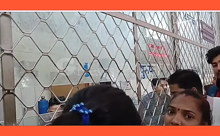 🤯 लाखेरी स्टेशन पर यात्रियों की फजीहत! एक ही विंडो से मिल रहे आरक्षित टिकट, बड़ी संख्या में लोग बिना टिकट यात्रा को मजबूर