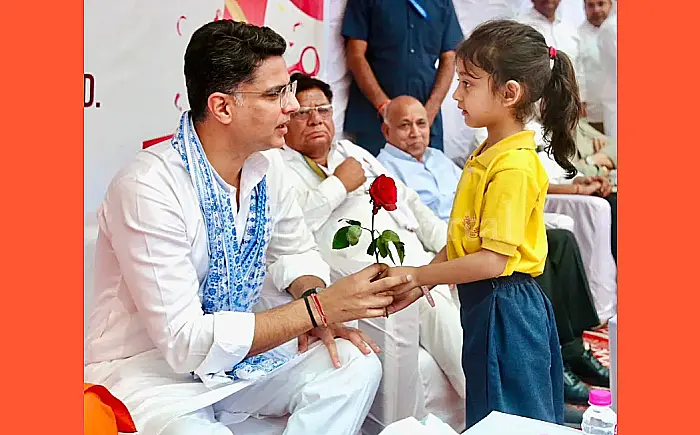 पायलट की हुंकार: "बहानेबाजी बंद करे सरकार, लोकतंत्र को अधिकारियों के भरोसे न छोड़ें"