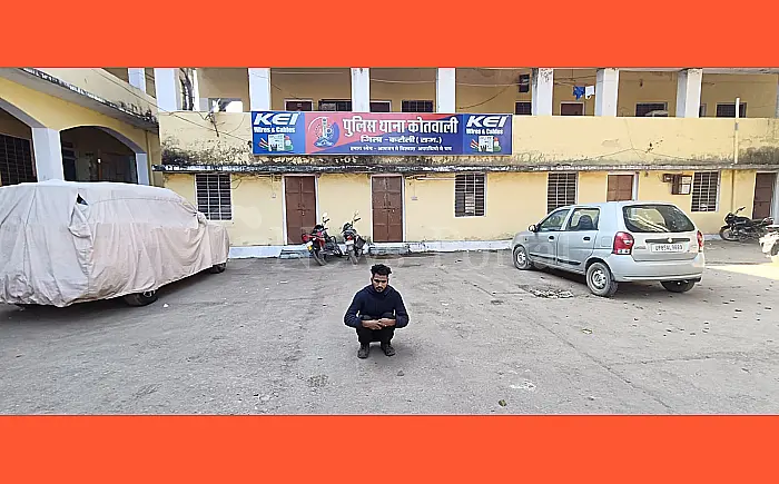 दर्जीयों के कब्रिस्तान में अपने कपड़ों में धारदार छुरा छुपाकर घूम रहे शख्स को पुलिस ने किया गिरफ्तार