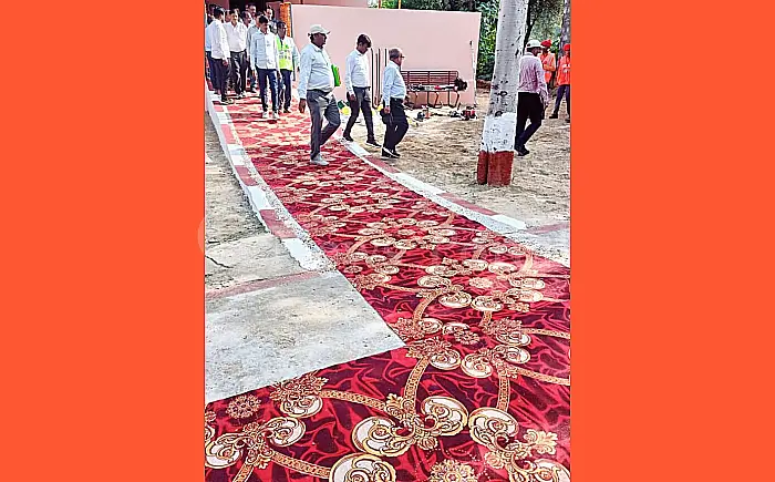 प्रमुख मुख्य इंजीनियर आशुतोष का 'रेड कारपेट' से स्वागत: कोटा मंडल में ट्रैक और रेस्ट रूम का निरीक्षण