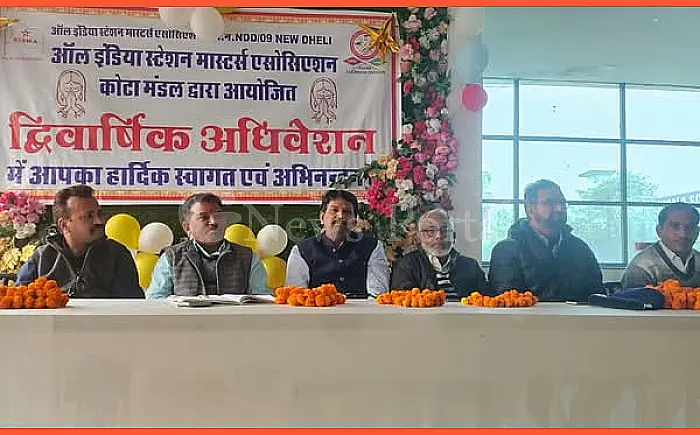 स्टेशन मास्टरों का विरोध प्रदर्शन: दो रात से अधिक ड्यूटी का किया विरोध
