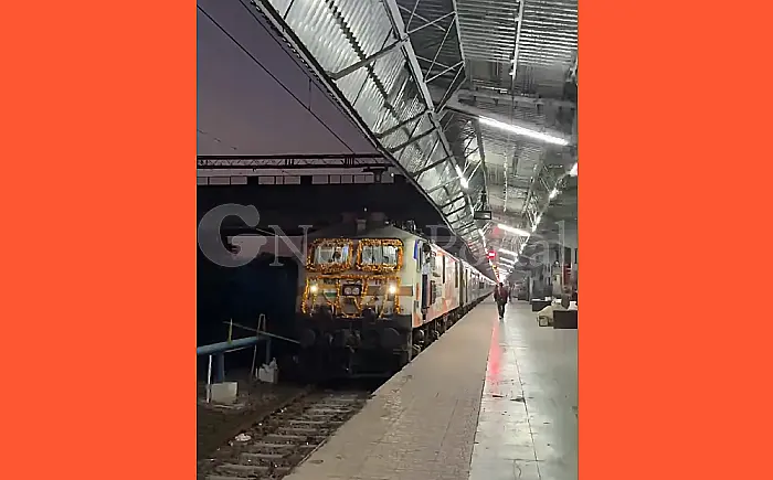 रेल फैंस ने धूमधाम से मनाया जनशताब्दी एक्सप्रेस का 23वां जन्मदिन, यात्रियों को खिलाया केक