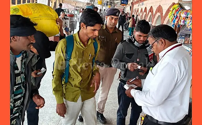 गंगापुर में रेलवे का 'किलाबंदी' अभियान: बिना टिकट यात्रा करने वाले 100 यात्री धरे, 45 हजार का जुर्माना वसूला