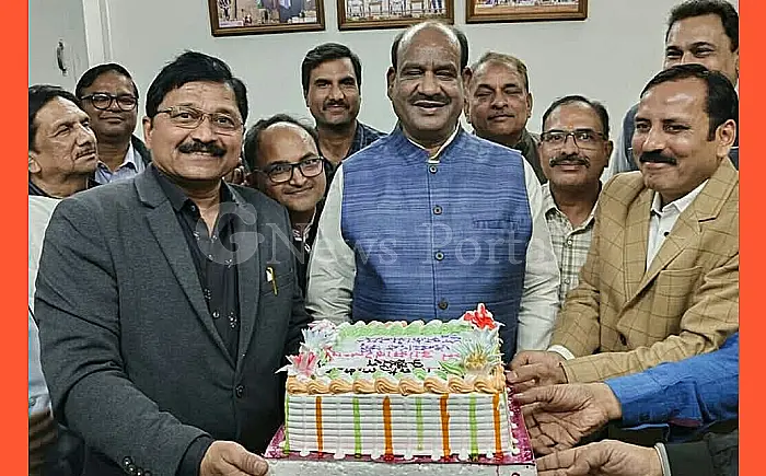 Railways: रेल अधिकारियों की 16 साल में भी पदोन्नती नहीं, बिरला से की मांग