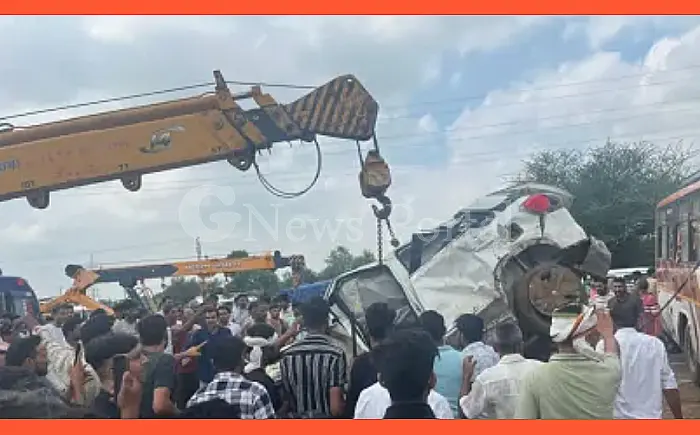 राजस्थान: बीजेपी नेता के भाई की सगाई से पहले भीषण हादसा, कार-बस की टक्कर में 2 की मौत, 20 घायल
