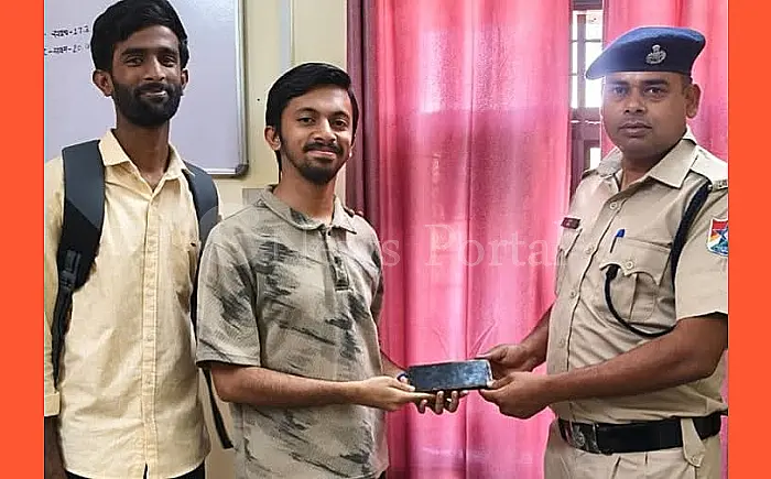 RPF की तत्परता: चलती ट्रेन से गिरा केरल की महिला का मोबाइल, हिंडौन पुलिस ने ढूंढकर लौटाया