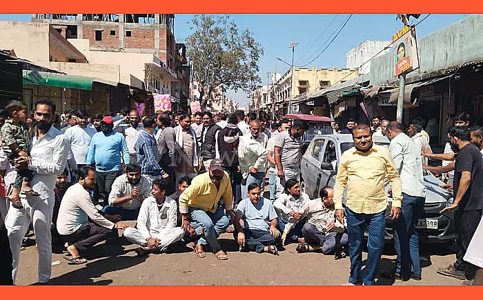मेहंदीपुर बालाजी में अतिक्रमण हटाने पहुंचे एसडीएम का विरोध, व्यापारियों ने बाजार बंद कर किया प्रदर्शन