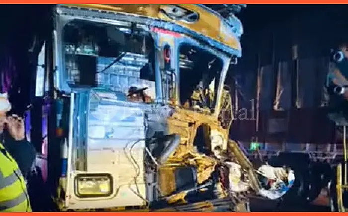 तेज रफ्तार ट्रक ने ट्रेलर को मारी टक्कर, हाईवे पर दो घंटे तक यातायात अवरुद्ध