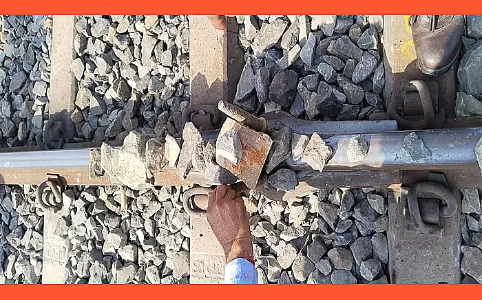 रेल पटरी पर रखे पत्थर, टकराने से बची टावर बैगन