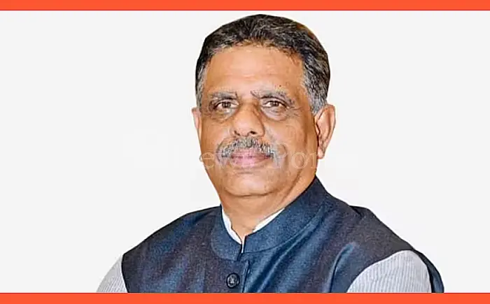 एसी में बैठना छोड़ें, फील्ड में व्यवस्थाएं संभालें - चिकित्सा मंत्री गजेंद्र सिंह खींवसर
